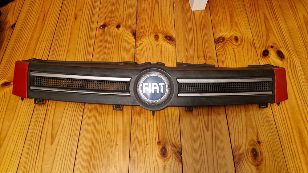 Atrapa przednia Fiat Panda 2 169, niebieski emblemat, czerwone  boczki