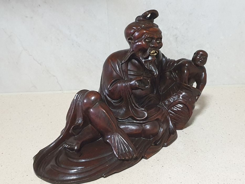 Grande antiga escultura de Buda deitado em madeira exótica esculpida