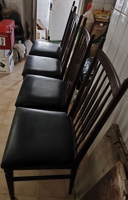 Quatro cadeiras de sala de jantar