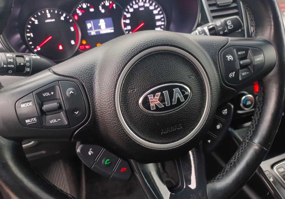 Продаж автомобіля  Kia Carens 2015 з Європи