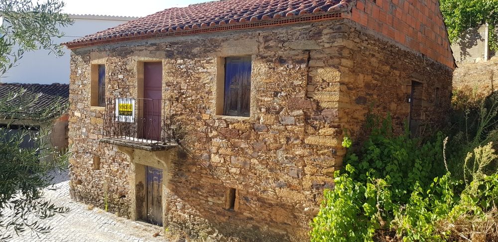 Casa para restauro Rochas de Baixo.