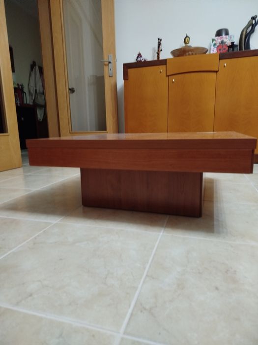 Mesa de centro em cerejeira maciça.