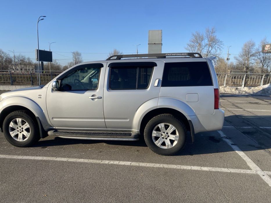 NISSAN Pathfinder 4.0 V-6 2007 р. 7 місць