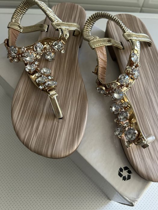 Sandalias lindas rasas da moda