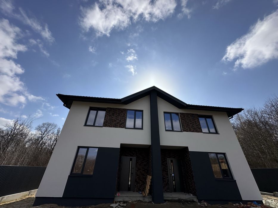 Будинок на 2 родини. Дуплекс 118кв. та ділянка 5 сот.