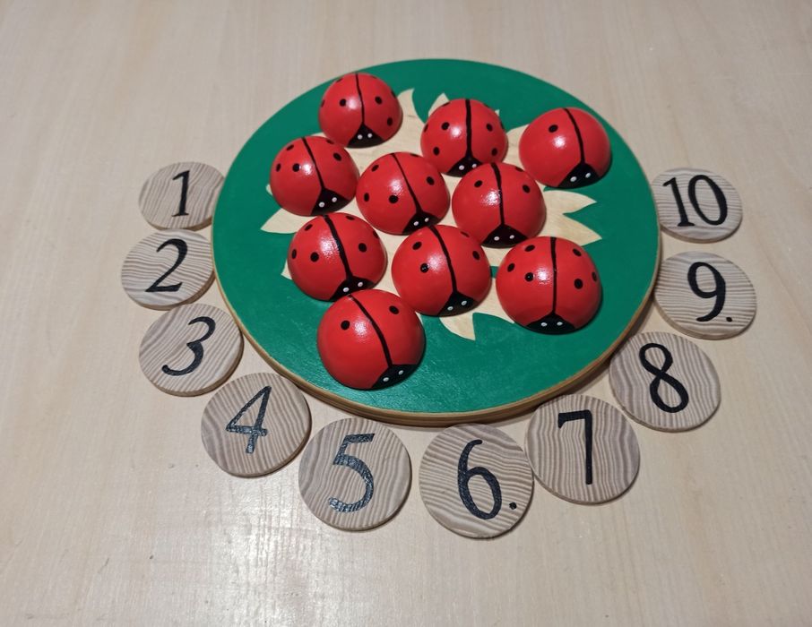 Іграшки Монтессорі для раннього розвитку