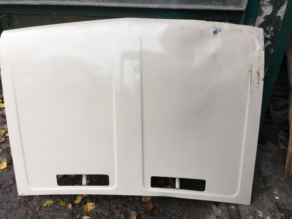 Продам недорого оригинальный капот  ВАЗ 2106 слегка деформированный.