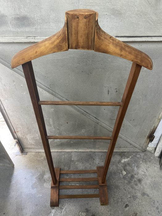 Camiseiro / cabideiro / mordomo de madeira