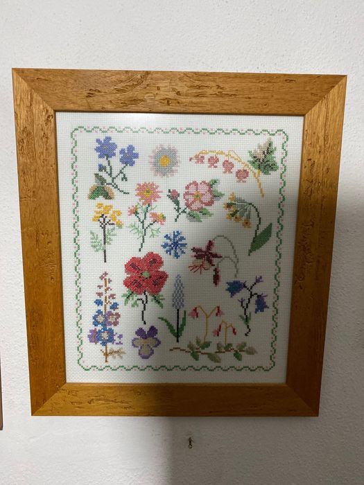 Quadro bordado a ponto cruz artesanal Flores