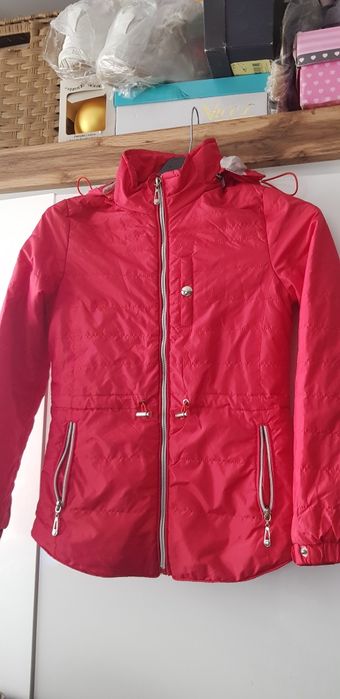 Little Sun czerwona lekka kurtka z odpinanym kapturem regulacja w pasi