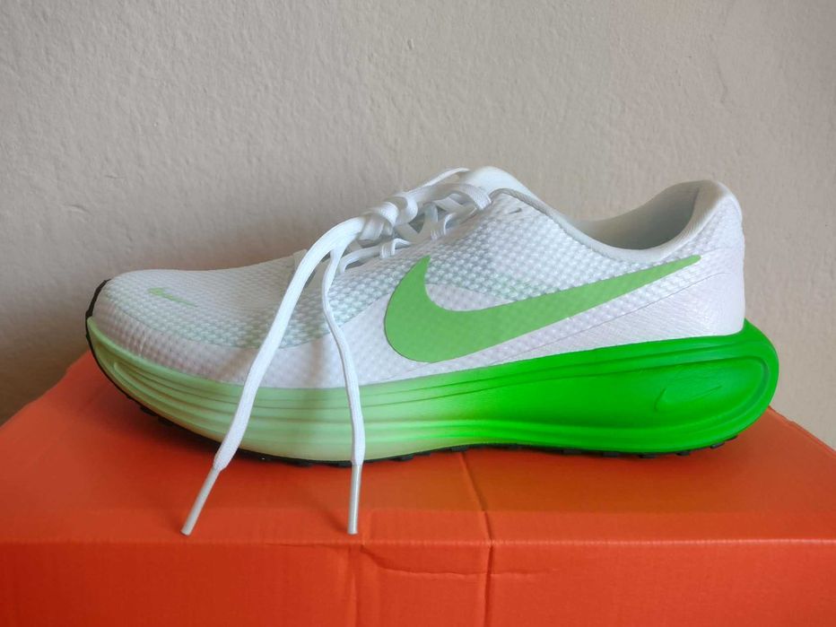 Buty do biegania damskie Nike Revolution 8 white/cucumber calm/illusion green
