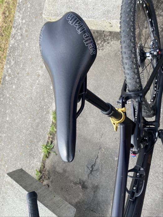 CANYON NERVE AL –Bicicleta de Montanha (BTT) com suspensão total equipada com suspensão FOX TALAS e transmissão Shimano XT.