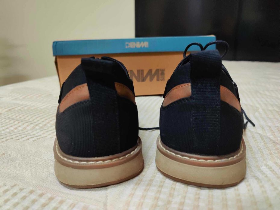 Sapatos pretos novos, tamanho 42