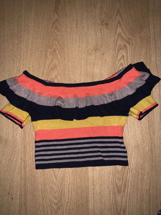 жіночий топ Kimchi Blue Riley 3 відкритими плечима та рюшами.