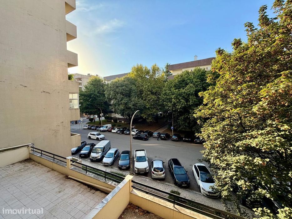 Apartamento T4 para arrendamento, situado na Rua Cândido de Oliveira