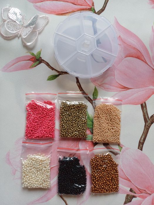 Kolorowe koraliki do robienia bransoletek