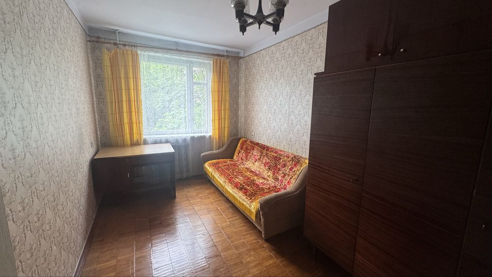 Підселення в окрему кімнату для дівчини