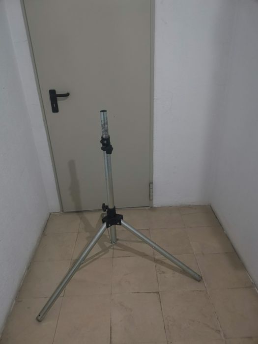 Tripé Para equipamentos som, antenas, etc.
