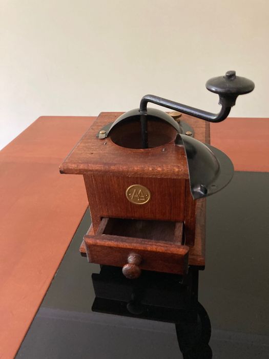 Moinho de cafe antigo