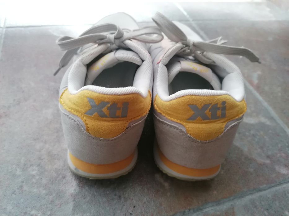 Ténis Xti amarelo e rosa