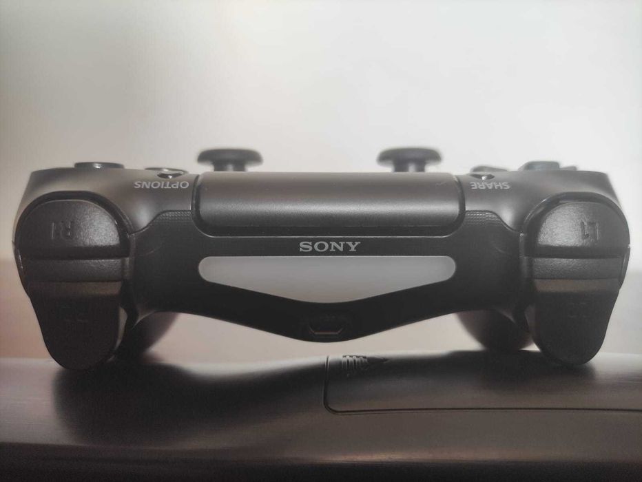 Original PS4 controller in excellent condition.64171726482563122