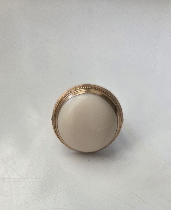 Złoty pierścionek z białym koralem