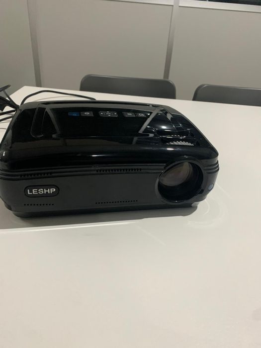 tela e projetor preto e apoio do projetor