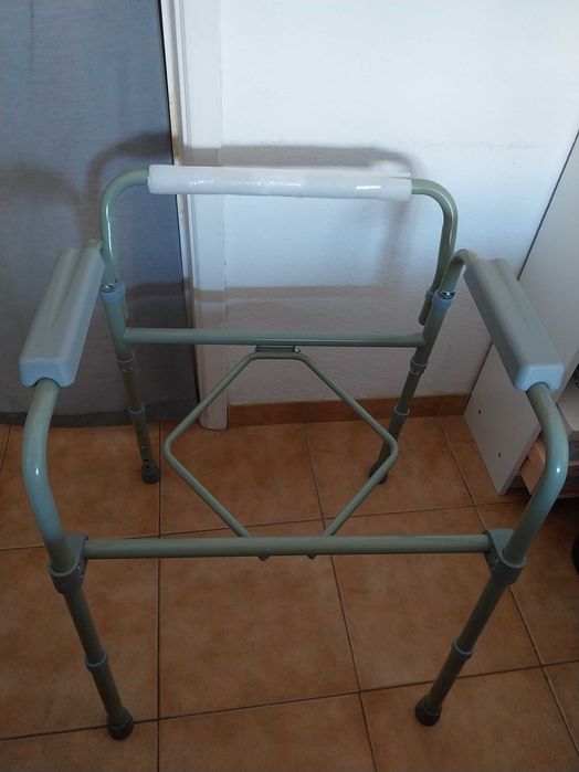 Cadeira Sanitária Bacio Dobrável + Cueca Fralda Incontinência