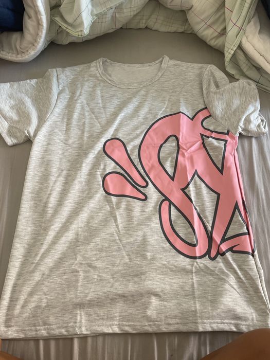 T-shirt temu rosa e cinzenta