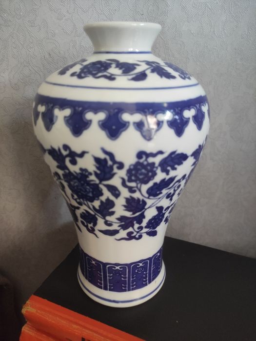 Ваза китайская старинная (бело-голубой фарфор)
