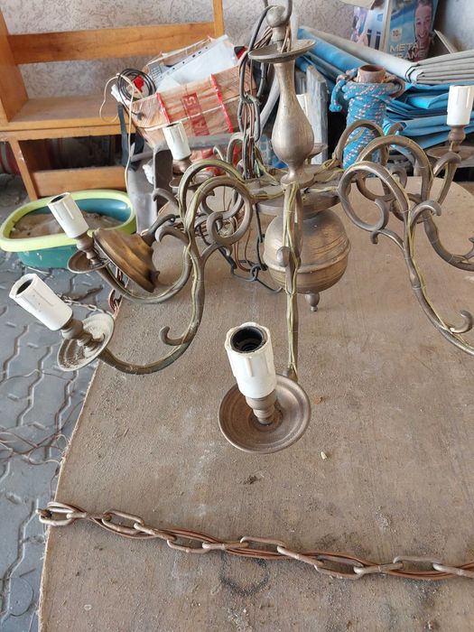 Żyrandol na długim łańcuchu