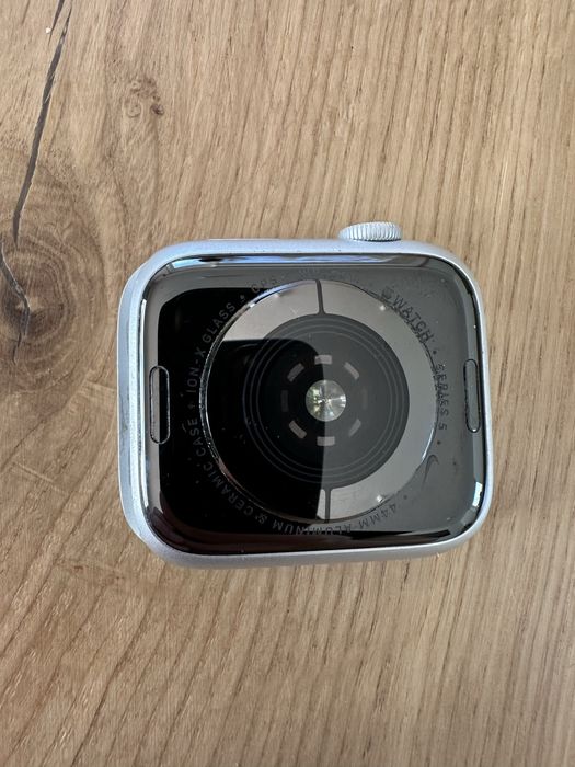 Apple Watch Series 5 Nike 44 mm GPS srebrny, ceramiczna koperta, 88% baterii