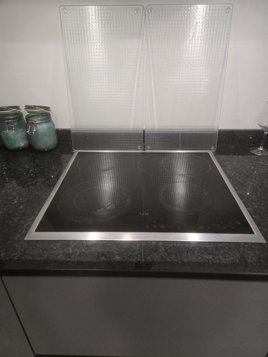 Cozinha com alguns electrodomésticos com 6 meses de utilização
