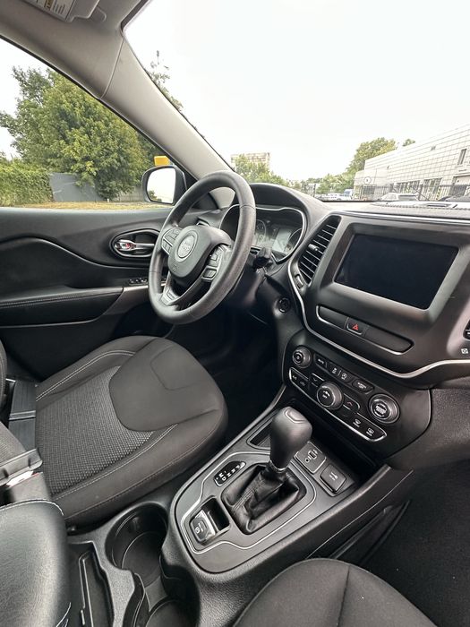 Автомобіль Jeep Cherokee