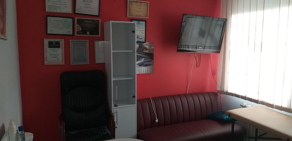 Шафа-вітрина на ключі