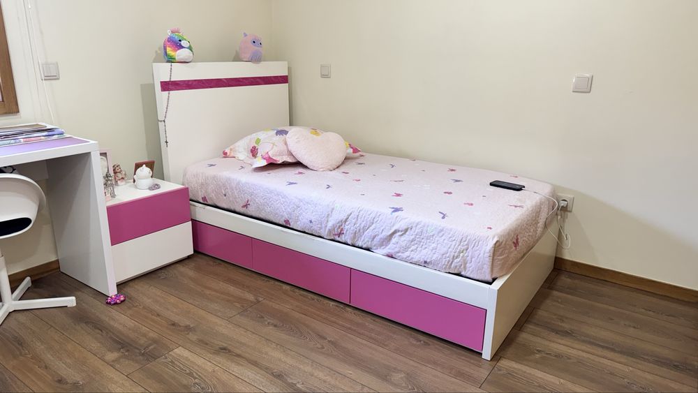 Cama com estrado, cómoda e mesinha de cabeceira