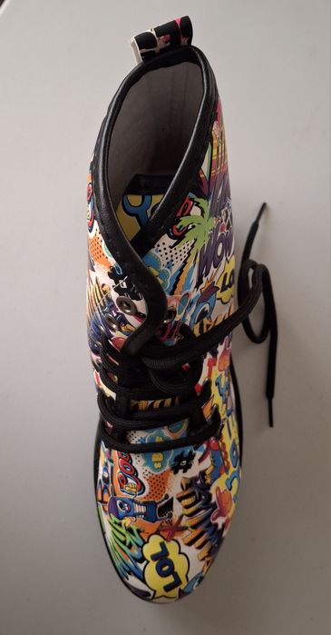 Botim com imagens e frases tipo"LOL" e "wow" .