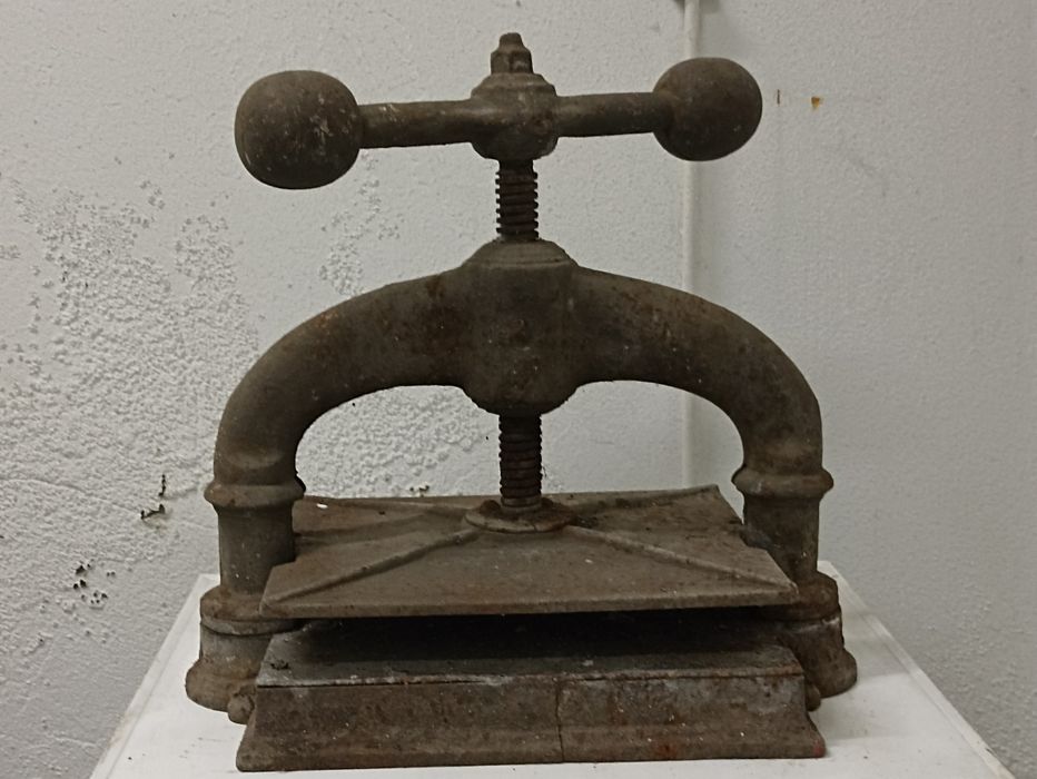 Prensa de pape antiga em ferro