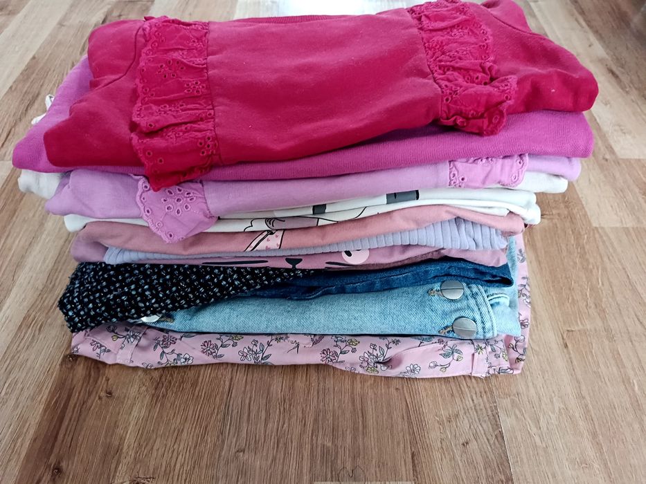 Zestaw ubranek dla dziewczynki w rozmiarze 110–116.