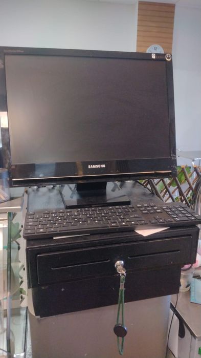 Computador e caixa registadora para cafés e comércios.