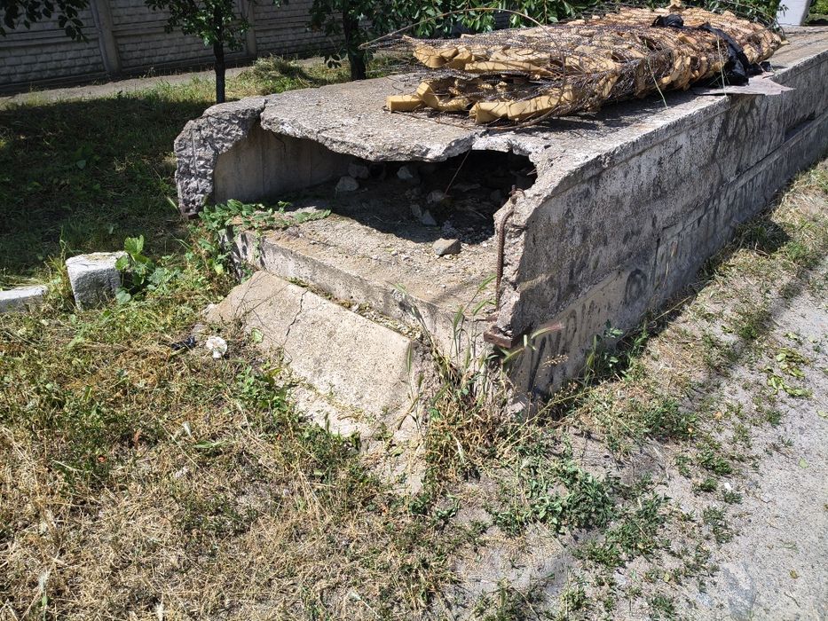 Отдам плиты 5.5м под септик + ДОПЛАЧУ 2000 грн тому, кто их заберет. САМОВЫВОЗ!