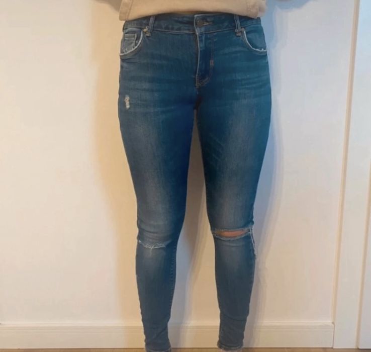 Jeansy z dziurami i niskim stanem ZARA