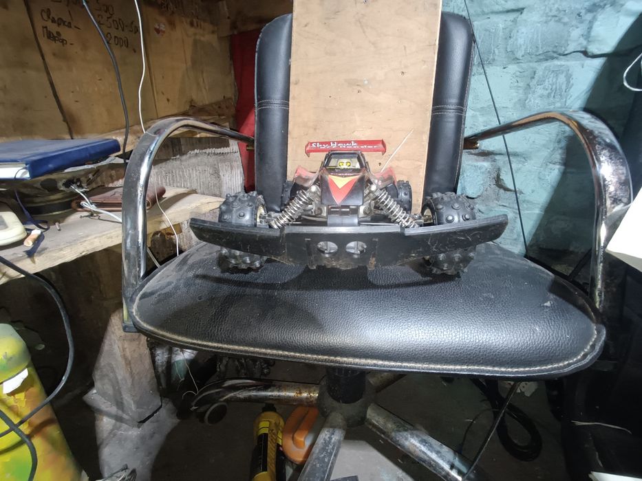 Радиоуправляемая машинка 4*4  нет пульта управления