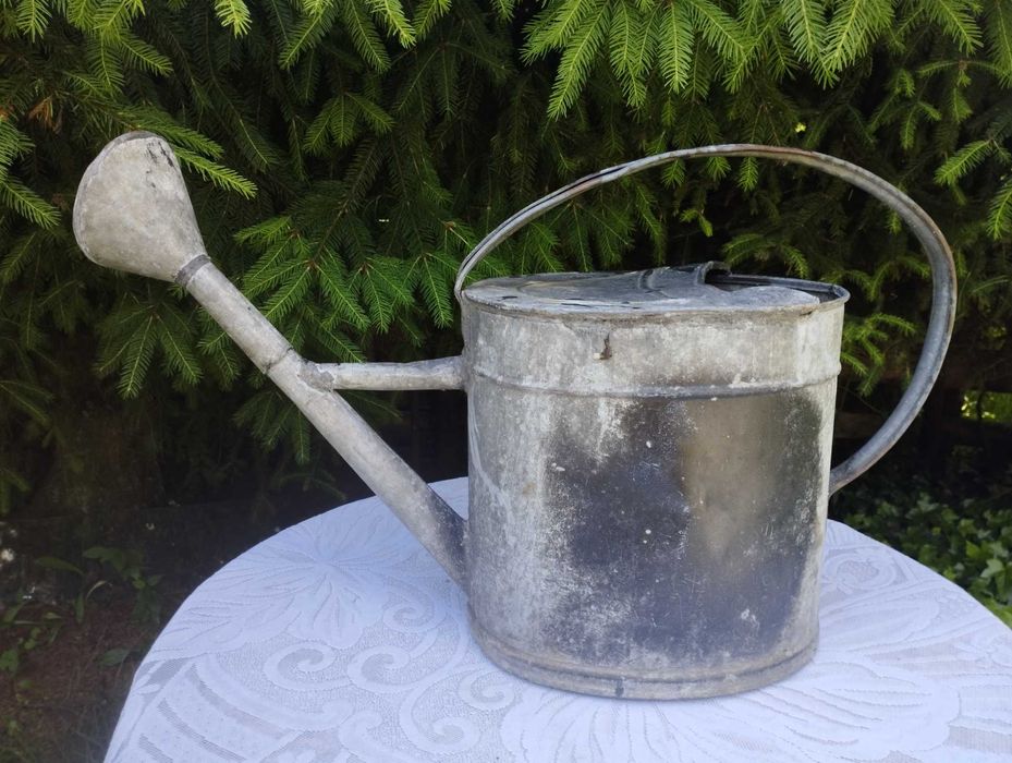 Stara metalowa konewka
