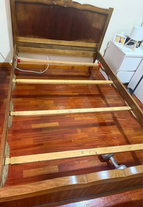 Cama de casal usada em boas condições.