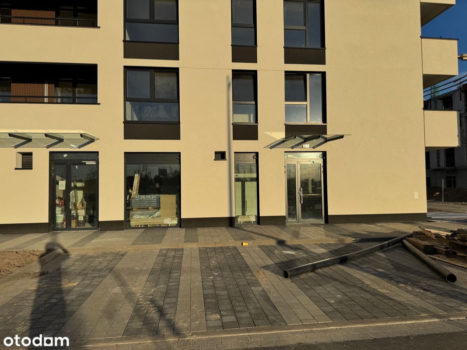 Narożny frontowy lokal usługowy 112,80 m2 z 2 miejscami garażowymi