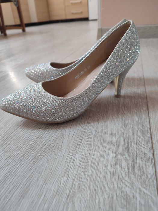 Piękne buty z cyrkoniami