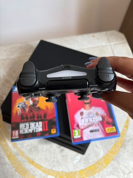 Playstation 4 (1 TB, Pro) with one controller and one game (Fifa 20)64585814360449122