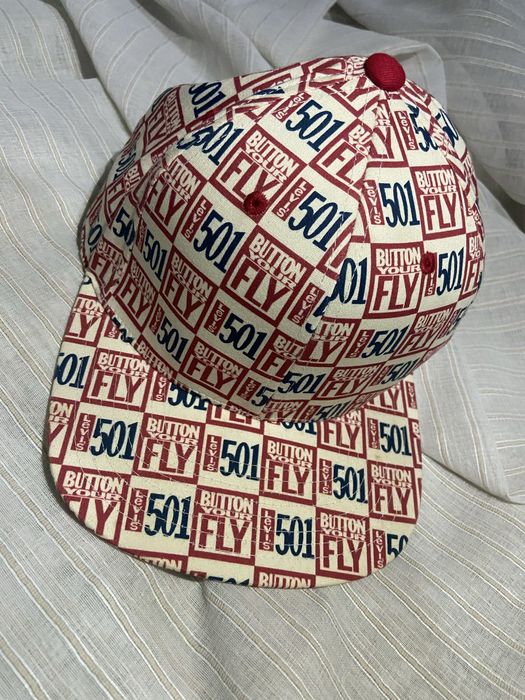 Chapeu levis branco e vermelho