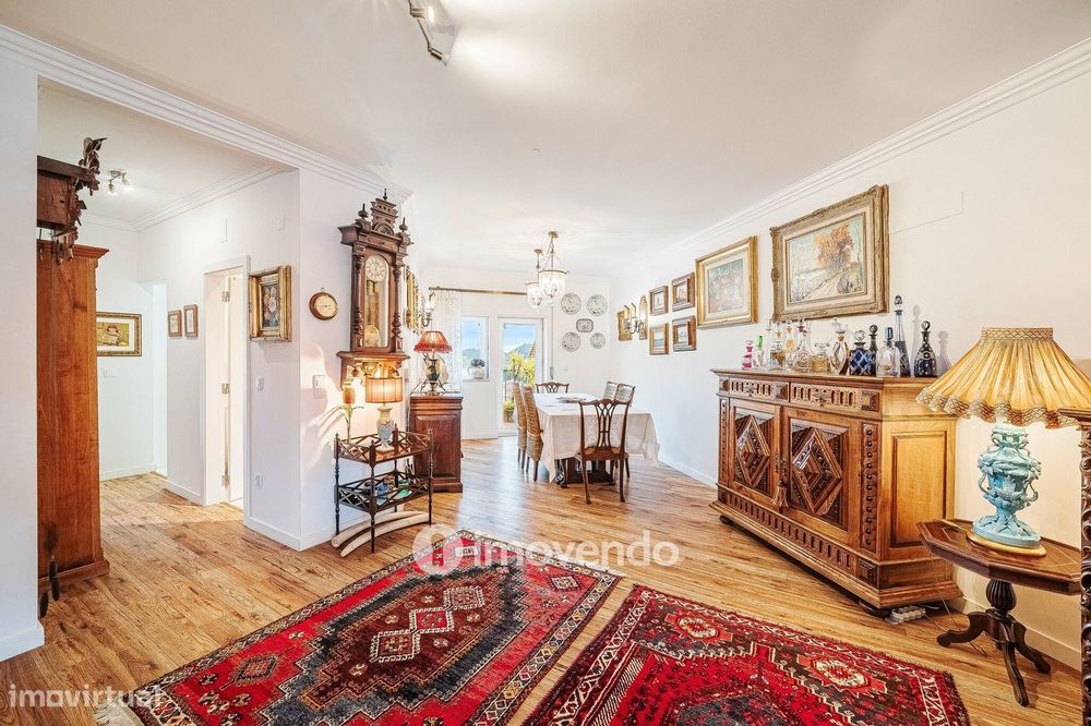 Apartamento T3 Duplex, com estacionamento, no Condomínio do Loural